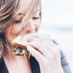 “밥 잘 먹고 있는데도 항상 허기진 느낌”…진짜 문제는 식사 ‘속도’ woman eating sandwich